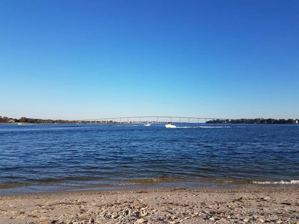 Пляж и вода и мост на Соломонс-Айленд Мэриленд с лодками — стоковое фото