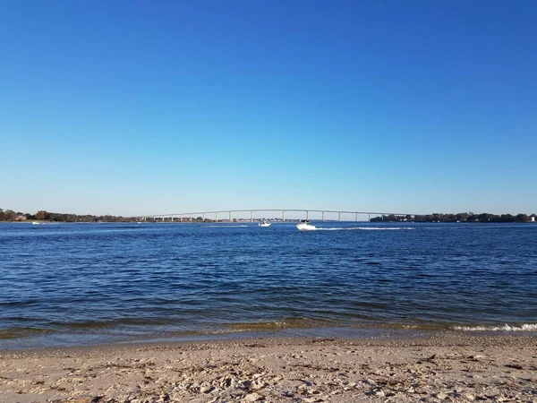 Praia e água e ponte em Solomons Island Maryland com barcos — Fotografia de Stock