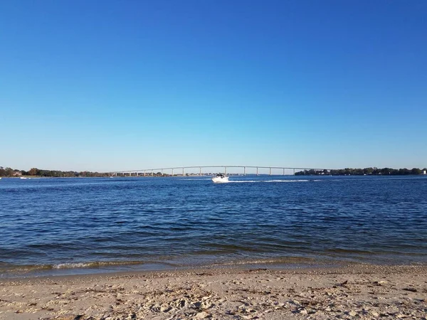 Beach and water and bridge at Solomons Island Maryland with boats — Stock Photo, Image