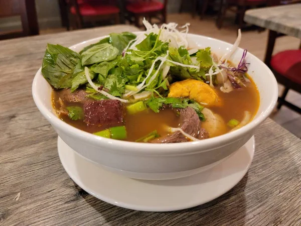 Вьетнамский суп фо с лапшой и овощами — стоковое фото