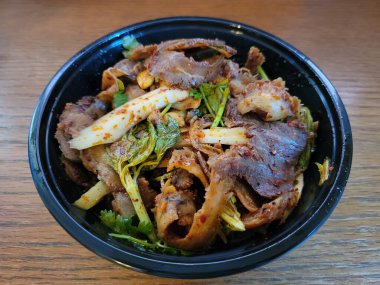 Çin sığır eti ve mide dilimleri ve kişniş aperatifi.