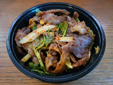 Çin sığır eti ve mide dilimleri ve kişniş aperatifi.