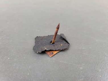 Yüzeyde keskin metal çatı çivisi üzerindeki pas