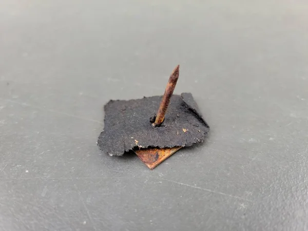 Rouille sur un ongle de toit métallique pointu sur la surface — Photo