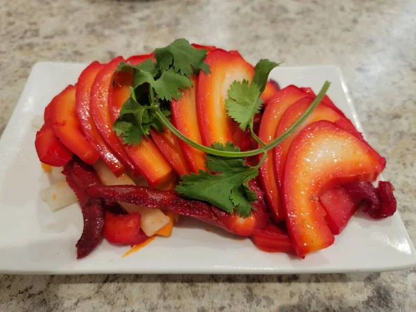 Китайский красный осьминог с кинзой на тарелке — стоковое фото