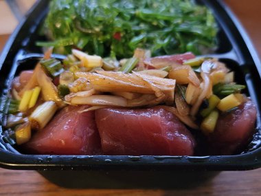 Hawaii usulü çiğ ton balığı ve yosun.