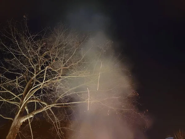 Füst tűzparázzsal és fával este — Stock Fotó