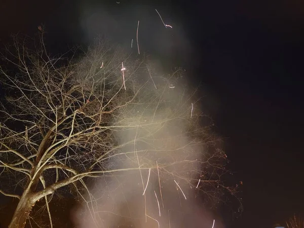 Füst tűzparázzsal és fával este — Stock Fotó