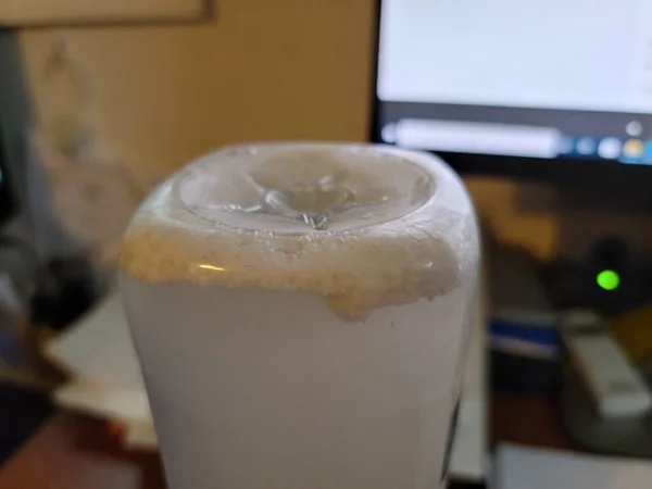 Botella de agua de plástico con sustancia de poder de proteína blanca —  Fotos de Stock