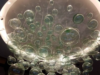 Tavanda asılı küresel cam avize ışığı