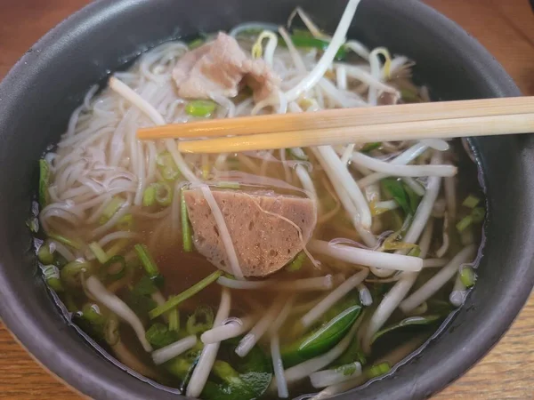 Миска вьетнамского мясного супа с палочками — стоковое фото