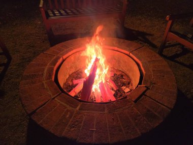 Ateş çukurunda alevler içinde odun ya da odun.