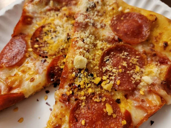 Fatias de pepperoni e pizza de queijo em placa de papel — Fotografia de Stock