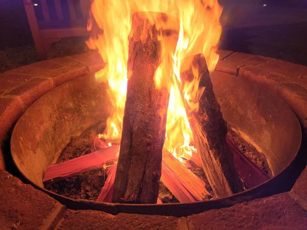 Grumes ou bois en feu dans un foyer à flammes — Photo