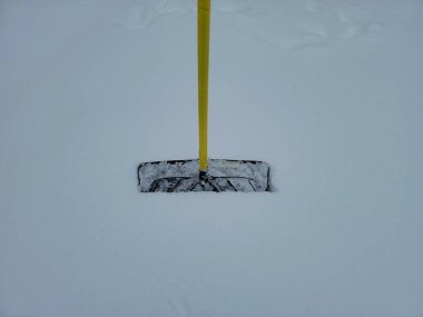 Kışın beyaz karda kar küreme aracı