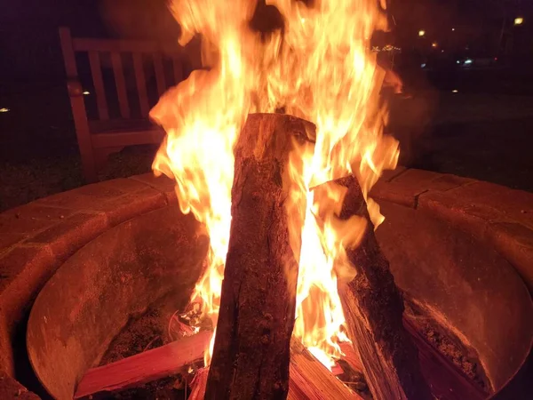 Колоди або дрова на вогні у вогняній ямі з полум'ям — стокове фото