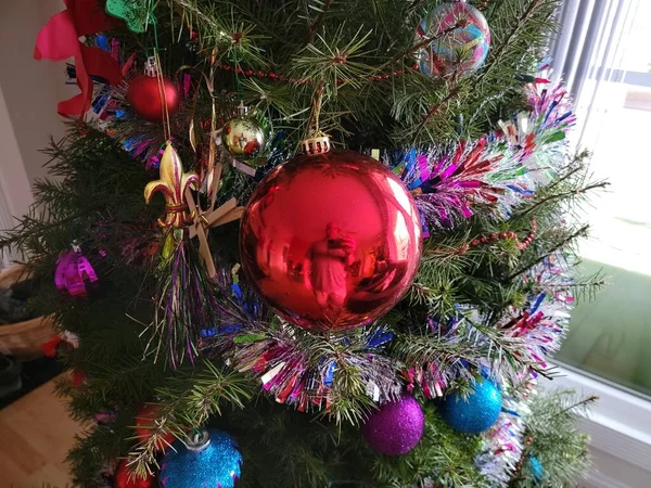 Reflejo del hombre en adorno de árbol de Navidad rojo — Foto de Stock