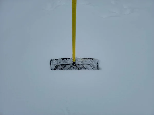 Snöskyffel verktyg i vit snö på vintern — Stockfoto