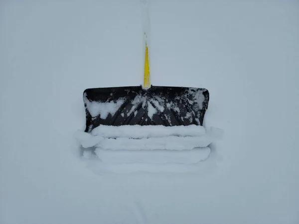 Kışın beyaz karda kar küreme aracı — Stok fotoğraf