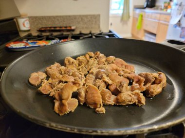 Tavada tavuk eti ya da tavada tava.