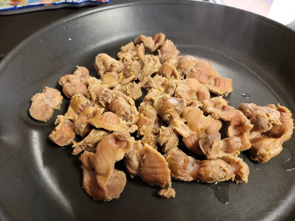 Carne de moela de frango na frigideira ou frigideira — Fotografia de Stock