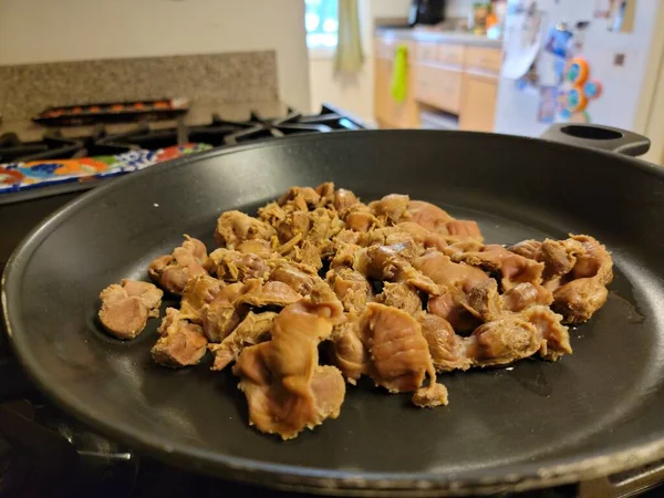 Kippenvlees in koekenpan of koekenpan in de keuken — Stockfoto
