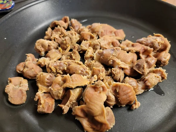 Ayam gizzard daging dalam menggoreng panci atau wajan — Stok Foto