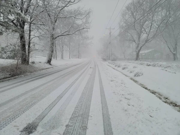 Λευκό χιόνι σε ένα δρόμο ή δρόμο το χειμώνα — Φωτογραφία Αρχείου