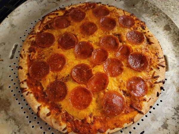 Pepperoni pizza olvasztott sajttal fémsütőtálcán — Stock Fotó