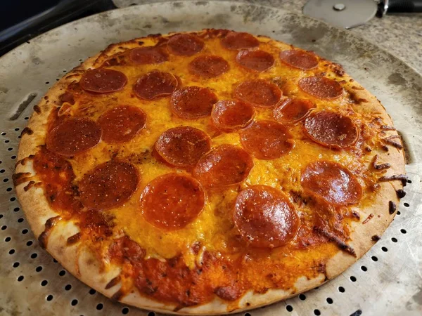 Pizza al salame con formaggio fuso su teglia di metallo — Foto Stock