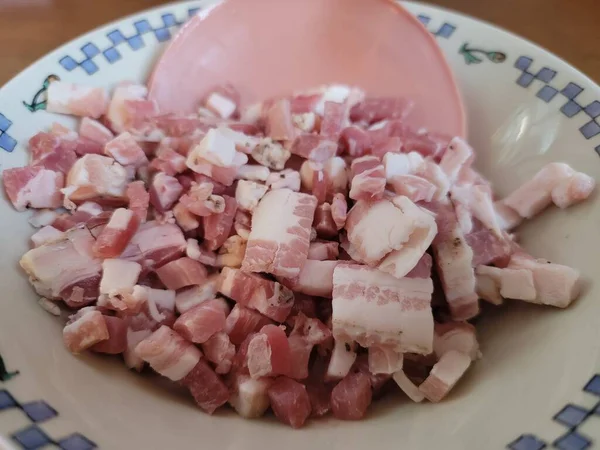 Kom met lunchvlees en stukjes varkensvlees — Stockfoto