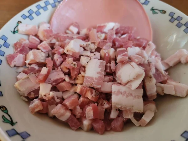 Miska masa na oběd a kousky vepřového — Stock fotografie