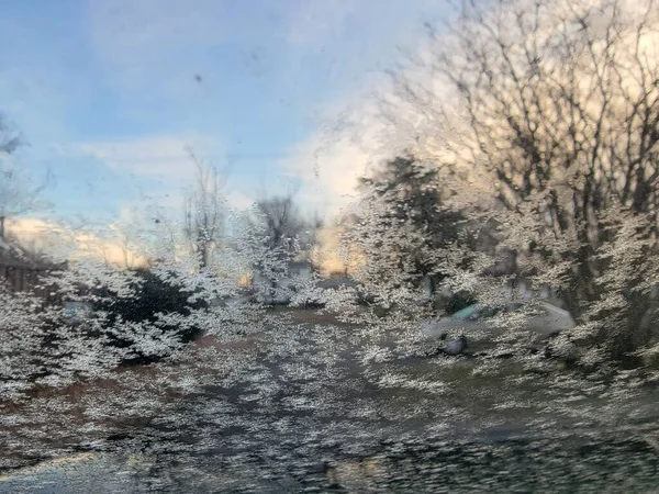Кристаллы льда замороженной воды на окне автомобиля зимой — стоковое фото