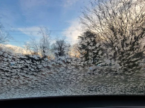 Gefrorene Wassereiskristalle auf Autoscheibe im Winter — Stockfoto