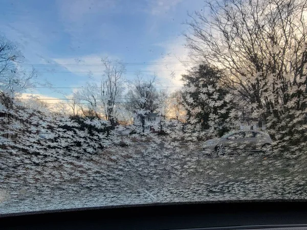 Кристали замороженого водяного льоду на вікні автомобіля взимку — стокове фото