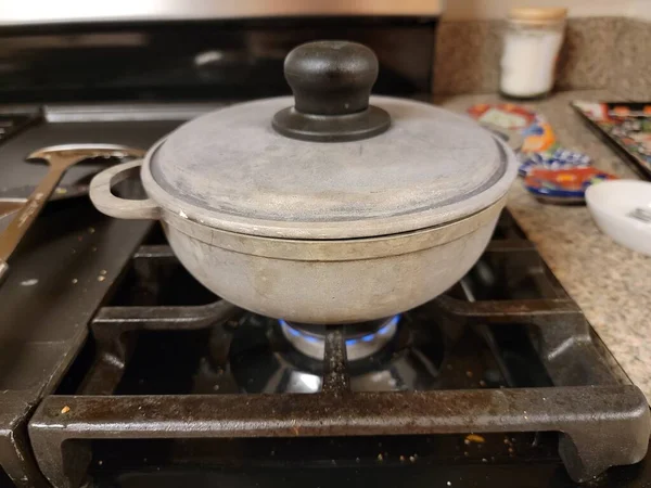 火で汚れたストーブの上の米の予約のポット — ストック写真