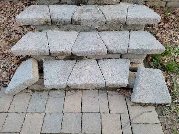 Kırık ya da gevşek çimento basamakları ya da merdivenler — Stok fotoğraf