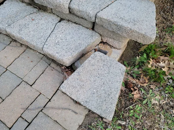 Paso de cemento roto o suelto o escaleras al aire libre — Foto de Stock