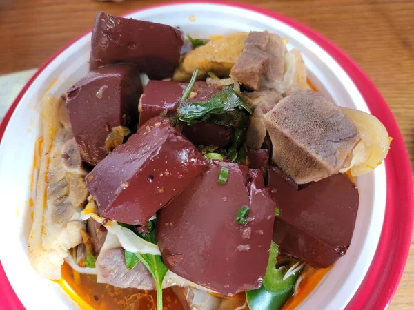 Вьетнамская свиная кровь и острый суп в миске — стоковое фото