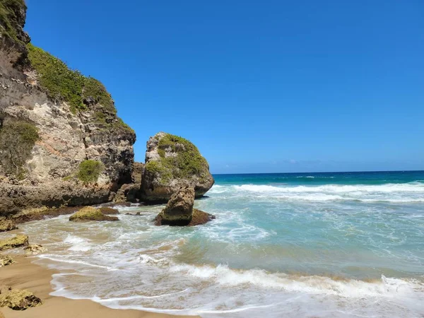 Scogli e spiaggia e oceano vicino al tunnel di Guajataca a Porto Rico — Foto Stock