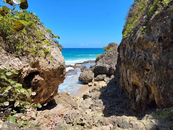 Scogli e spiaggia e oceano vicino al tunnel di Guajataca a Porto Rico — Foto Stock