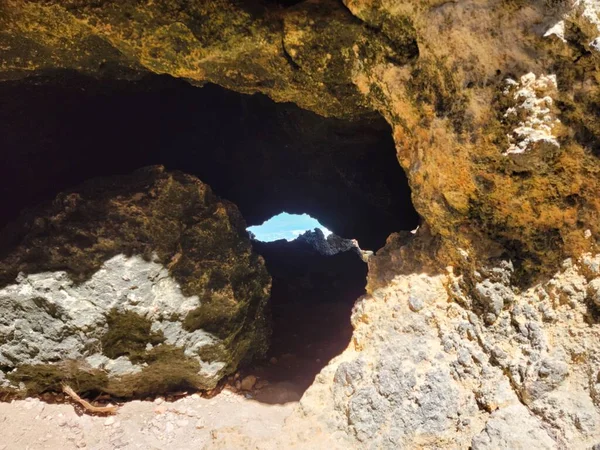 Rotsen en strand en oceaan nabij de Guajataca tunnel in Puerto Rico — Stockfoto