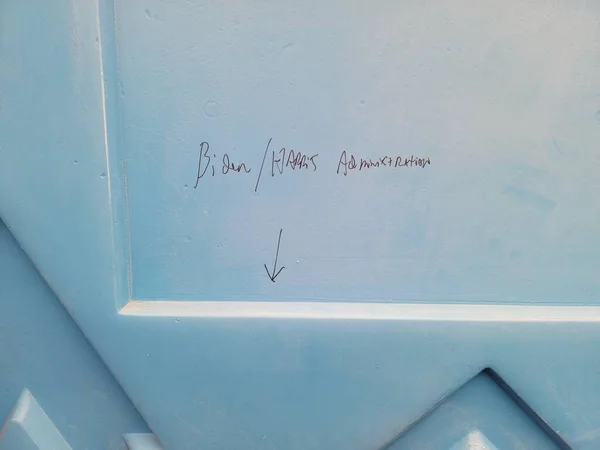 Biden Harris graffiti administração em banheiro portátil ou banheiro — Fotografia de Stock