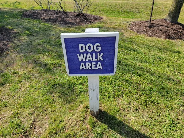 草地或草坪上的蓝色狗行走区标志 — 图库照片