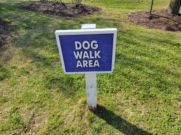 Знак "прогулка синей собаки" на траве или газоне — стоковое фото
