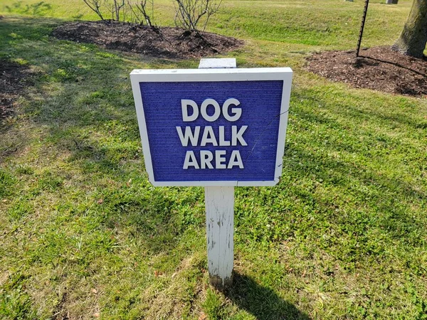 Letrero azul del área de paseo del perro en hierba o césped —  Fotos de Stock