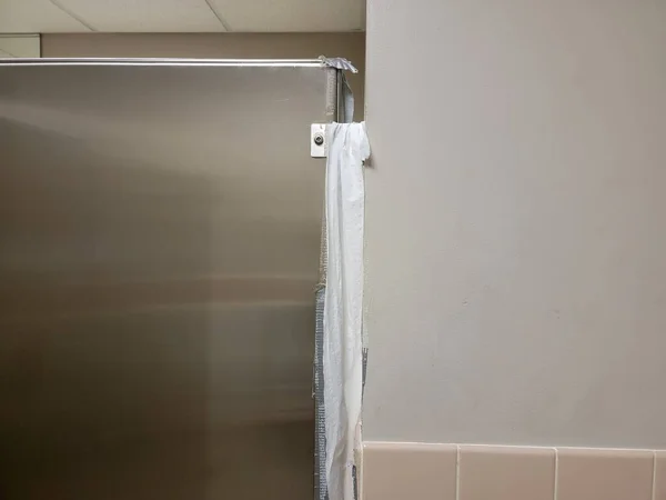 Fenda divisor de parede no banheiro coberto com papel higiênico — Fotografia de Stock