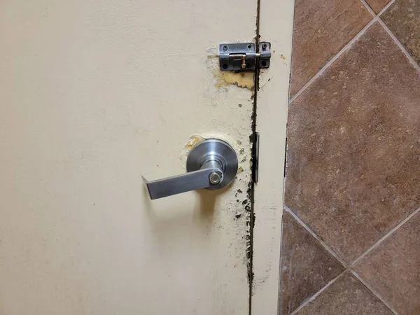 Puerta del baño con corrosión o daños en la puerta y cerradura — Foto de Stock