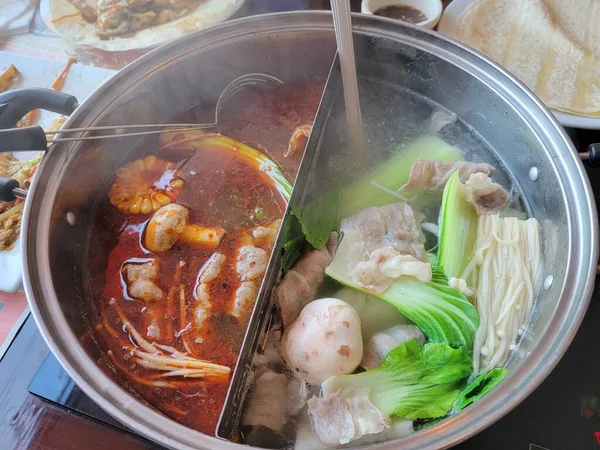 Pot Chaud Chinois Asiatique Avec Bouillon Épicé Régulier Viande Légumes — Photo