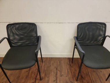 Siyah çizgi sandalye ya da koltuklardan kaynaklanan izler ya da duvarda hasar